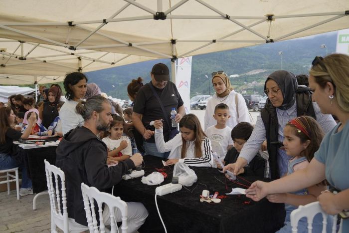 Mersin�den Artvin�e bilim k�pr�s�: �ocuklar at�lyelerde e�lenerek ��rendi