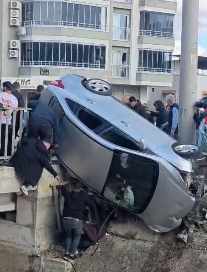 Kaza yapan ara� k�pr�n�n korkuluklar�nda as�l� kald�, facia ucuz atlat�ld�