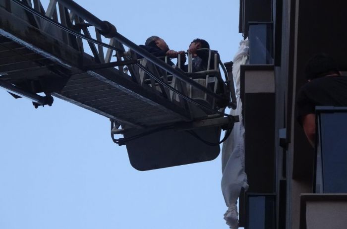 Mersin'de ilgin� olay: Perde ile 6'nc� kattan sarkt�, 3'�nc� kat balkona d��t�