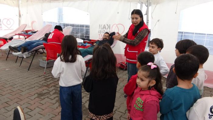 Mersin'de kan veren itfaiye erleri ��rencilerden alk�� ald�