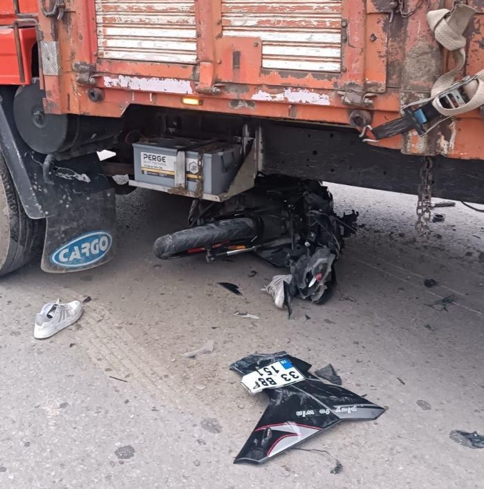 Motosiklet kamyonun alt�na girdi, savrulan s�r�c� a��r yaraland�