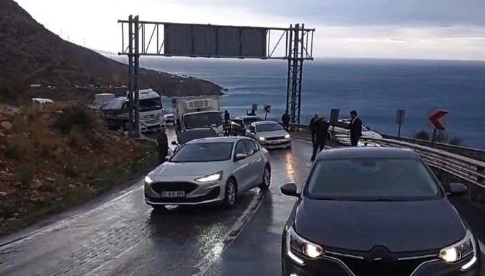 Yolu kapatan tankeri vatandalar elbirliiyle iterek ekti