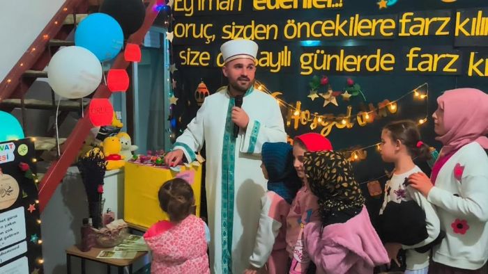 Anamur'da teravih namaz� �ocuklar i�in bayrama d�nd�