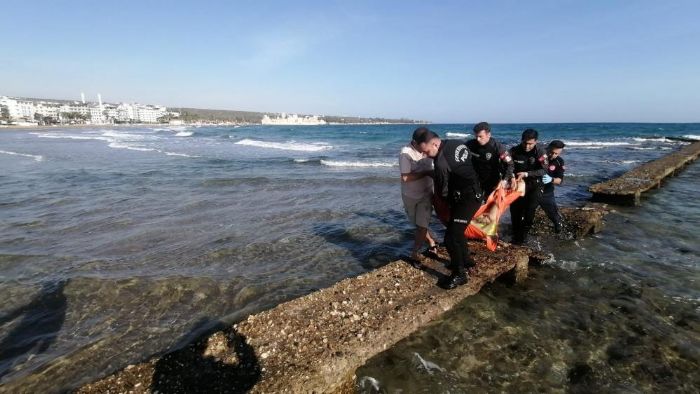 Kzkalesi'nde denize giren gen bouldu