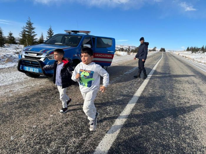 Otomobilleri ile kara saplanan aileyi jandarma ekipleri kurtard