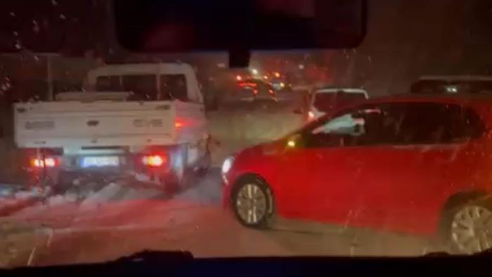 Mersin'de kar yaan yaylaya kan vatandalarn aralar yolda kald