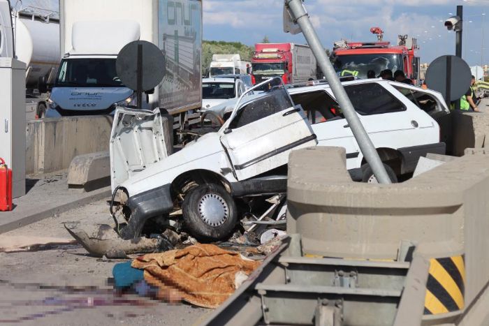 Mersin'de otomobil beton bariyere arpt: 2 l