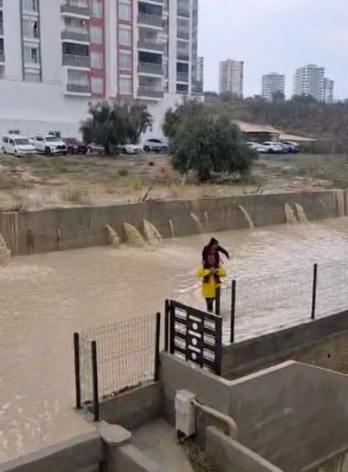 Tarsus'ta sa�anak ya��� hayat� olumsuz etkiledi: Yollar ve site bah�eleri su alt�nda kald�