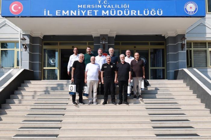 Emniyet M�d�r� Akta�, ya� haddinden emekli olan meslekta�lar�yla bulu�tu