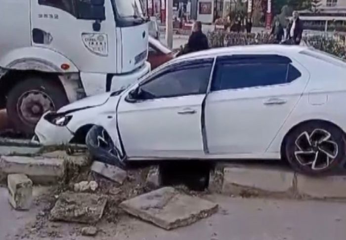 Otomobil refje arpp kar eride geti: 2 yaral