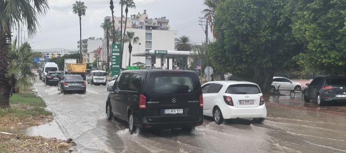 Silifke sele teslim: Dereler ta�t�, ara�lar sular alt�nda kald�