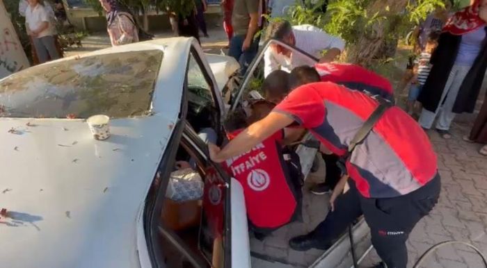 Otomobilde skan yaraly itfaiye erleri kapy keserek kurtard