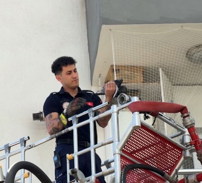 Balkon filesine tak�lan g�vercini itfaiye kurtard�