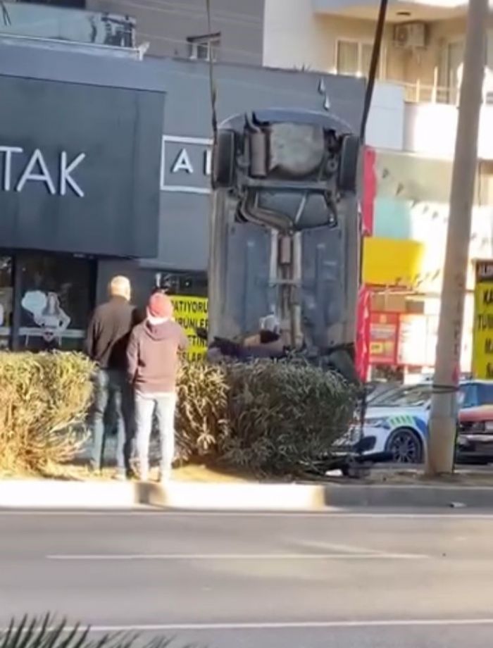 Otomobilin takla at�p ters d�nd��� anlar kameraya yans�d�