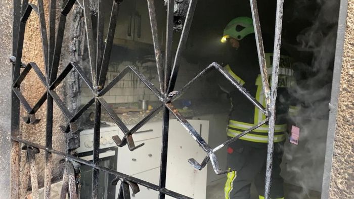 Erdemli�de ev yang�n� b�y�meden s�nd�r�ld�