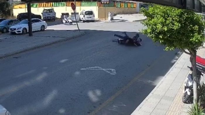 Kaza an kamerada: 4 kiinin olduu motosiklete ara arpt