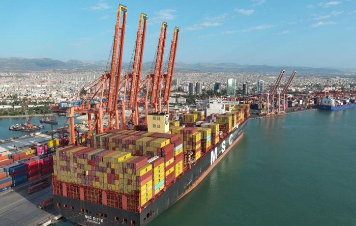 Mersin Limannda tarihi gn: 400 metrelik mega gemi ilk kez demir att