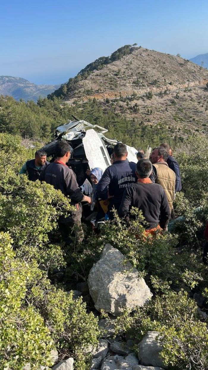 Mersin'de i��i servisi u�uruma yuvarland�: 3 �l� 11 yaral�