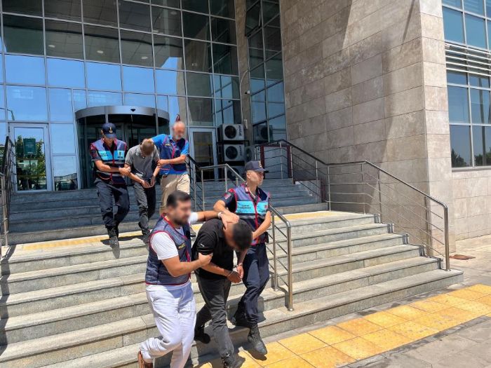 Kapkaç yapıp motosikletle kaçarken görüntülenen 2 şüpheli yakalandı