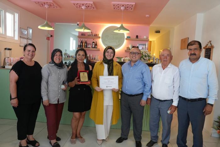 Kad�n giri�imci 60 ya��nda hayalini ger�ekle�tirdi: Meslek edindirme kursunu bitirdi, kendi i� yerini a�t�