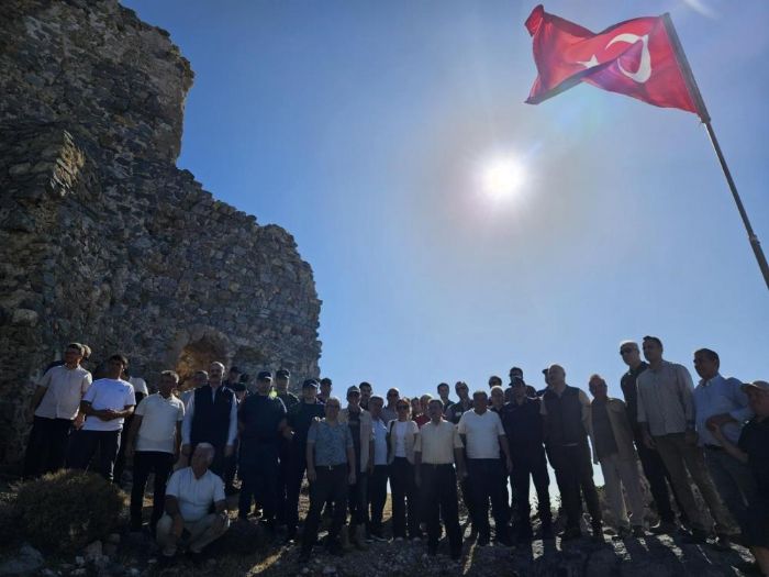 Softa Kalesinde 'Cumhuriyet Yürüyüşü ve Bayrak Değişimi Töreni' gerçekleştirildi