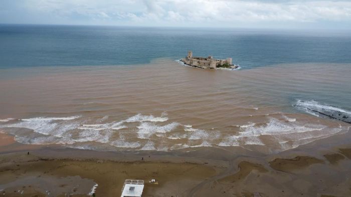 Akdeniz'e akan sel sular� K�zkalesi �evresini kahverengiye b�r�d�
