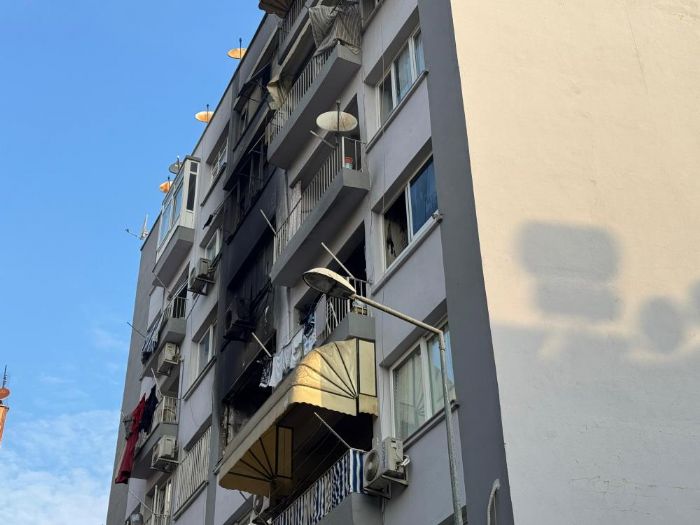 Mersin'de ev alev alev yandı, bir kişi hayatını kaybetti