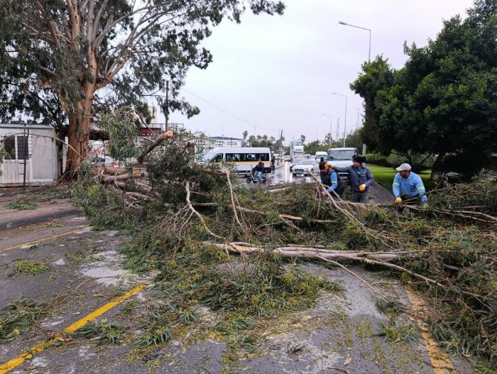 Akdeniz�de f�rt�na sonras� belediye ekipleri teyakkuzda