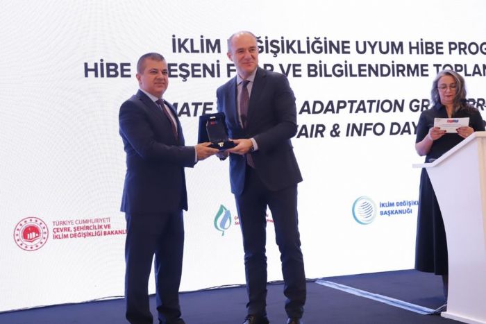 Mersin Bykehir Belediyesinin iklim projesine baar plaketi