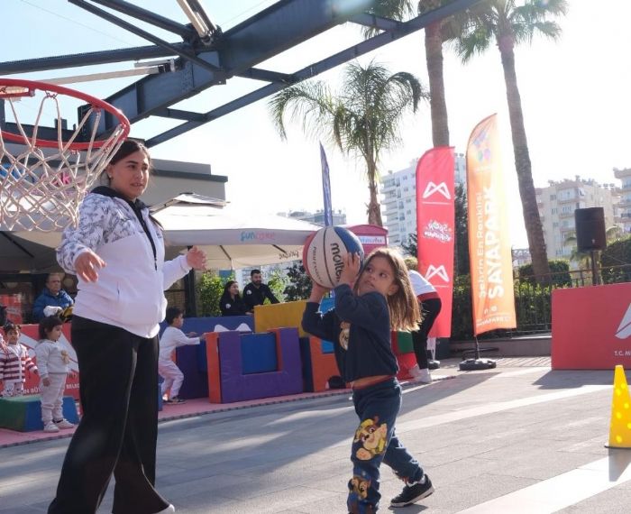 Mersin�de �ocuklar AVM�de sporla bulu�tu