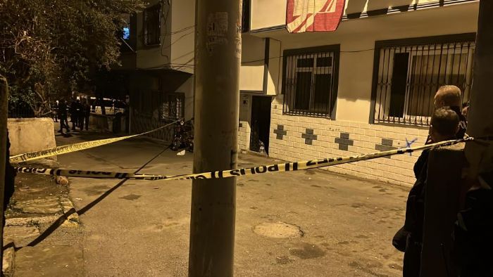 Silahl� kavgada evinin �n�nde duran gen� kad�n ba��ndan vurularak hayat�n� kaybetti