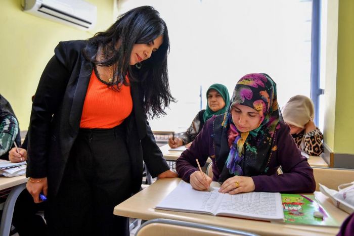 Mersin'de kadnlar belediyenin destei ile okuma yazma reniyor