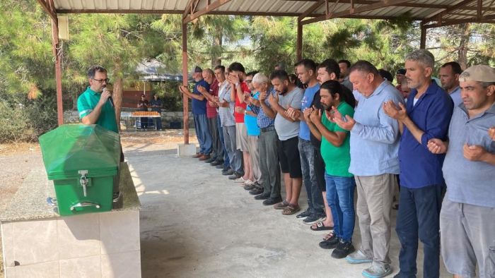 Mersin'deki kaskl� deh�ette hayat�n� kaybeden ya�l� adam topra�a verildi