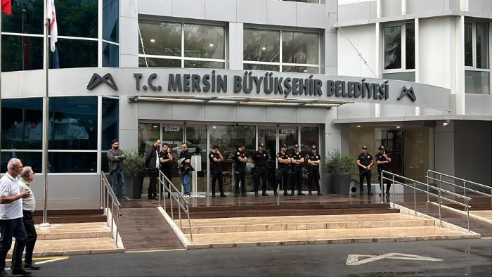 Mersin B�y�k�ehir Belediyesi'ne operasyon: Ba�kan Se�er dahil 59 g�zalt�