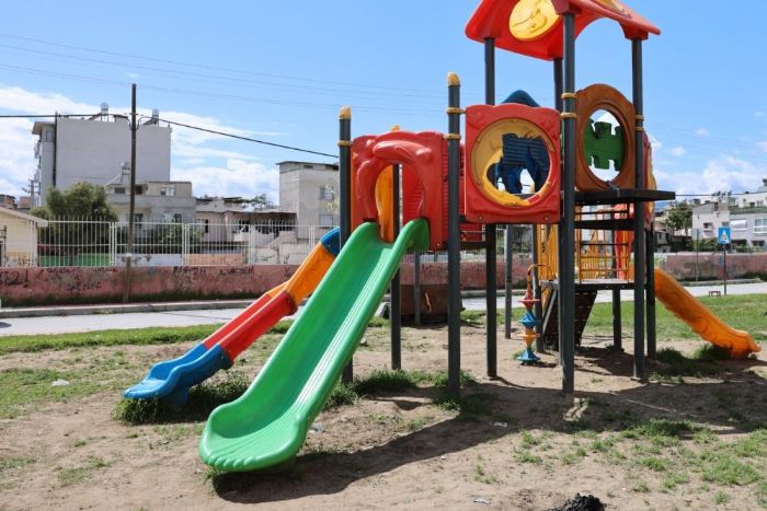 Mersin'de �ocuk park�na �irkin sald�r�: Oyun gruplar� ate�e verildi