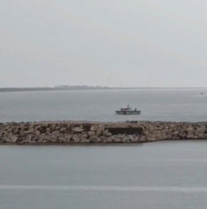 Arac�yla denize d��en s�r�c�y� Sahil G�venlik kurtard�