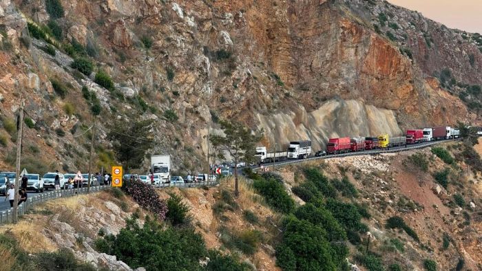 Mersin�de yola akan mazot zincirleme kazaya neden oldu, 4 ara� birbirine girdi