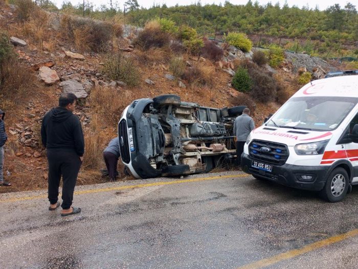 Mersin'de kamyonet devrildi: 3 yaral