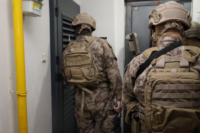 Mersin'deki rvet operasyonunda 6's gmrk memuru 11 kii tutukland