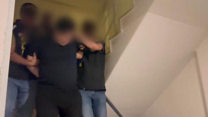 M�T tespit etti, k�rm�z� b�ltenle aranan uluslararas� uyu�turucu ka�ak��s� Mersin'de yakaland�