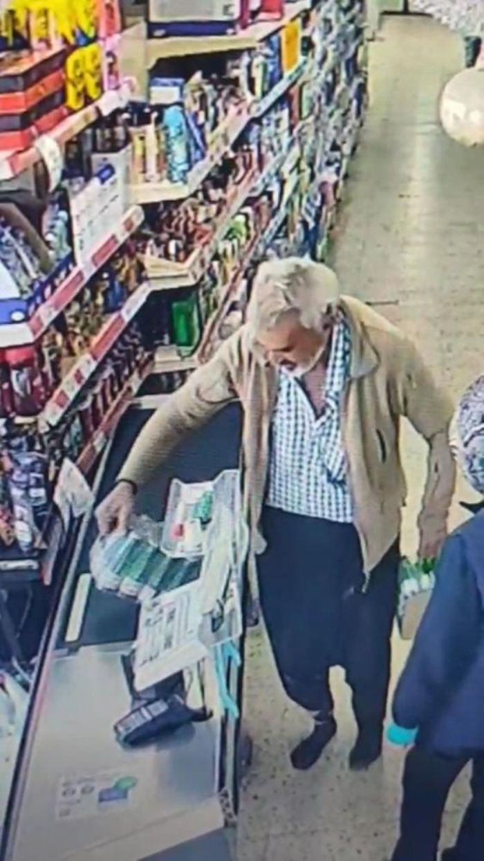 Mersin'de i�leri �s�tan g�r�nt�: �amurlu ayakkab�s�n� ��kard�, �orapla markette al��veri� yapt�