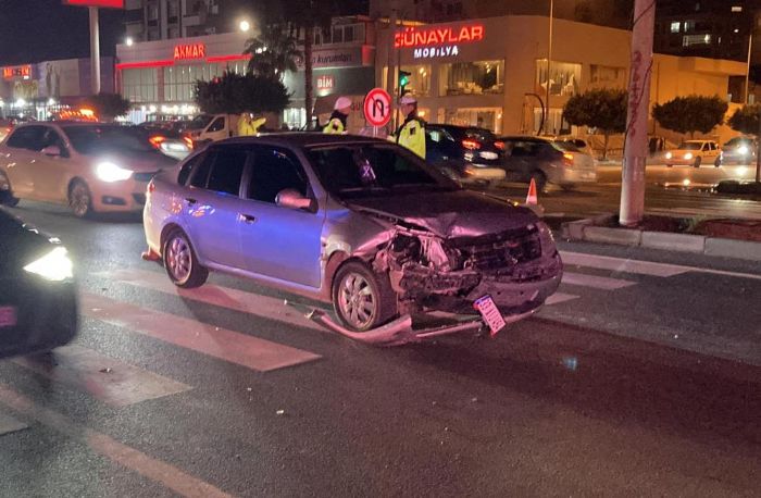 Kaza ucuz atlatld: Otomobilin arpt polis arac ters dnd