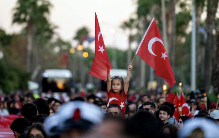 Mersin'de 101 metre uzunluunda Trk bayrayla yry yapld