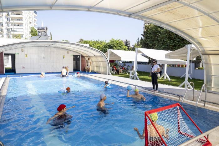 Mersin'de zel bireyler hem yzme reniyor hem sosyalleiyor