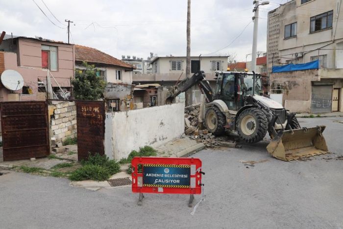 Akdeniz�de tehlike sa�an metruk yap�lar y�k�l�yor