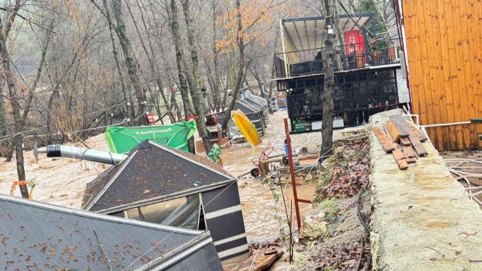 Sa�anak Mersin'i vurdu: Dereler ta�t�, restoran sular alt�nda kald�