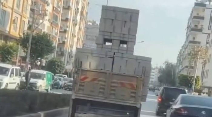 Mersin�de tehlikeli y�kleme yapan kamyon s�r�c�s�ne ceza ya�d�