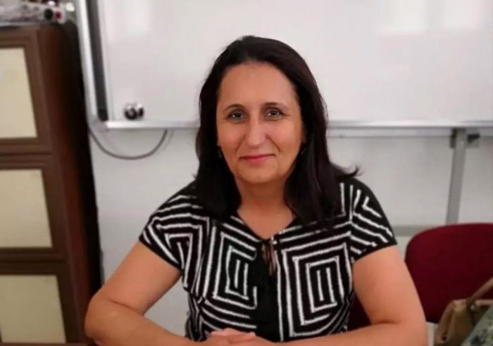 Motosikletin arpt retmen hayatn kaybetti