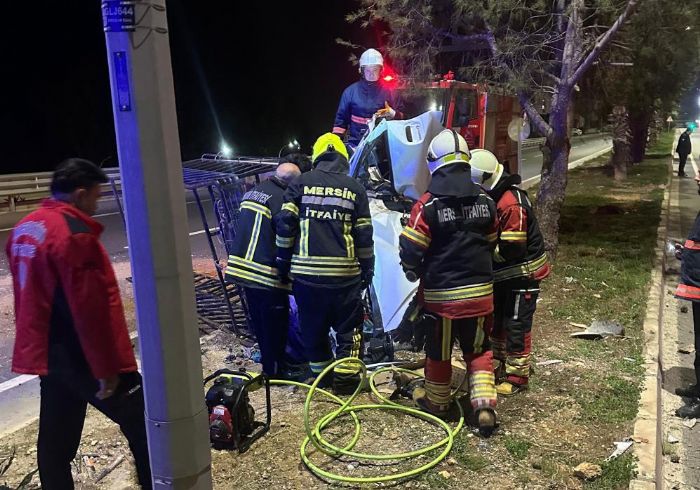 Kaza yapan ara�ta s�k��an s�r�c� itfaiye ekiplerince kurtar�ld�