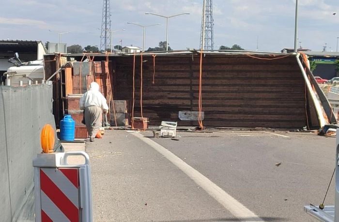 Otoyol knda kamyon kaza yapt, binlerce ar evreye yayld: 3 yaral